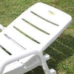 3-153027-espreguicadeira-branca-leblon-com-braco-plastico-tramontina